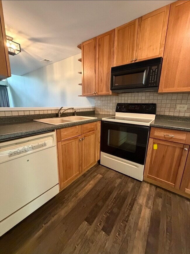 Building Photo - 5915 Meadow Dr