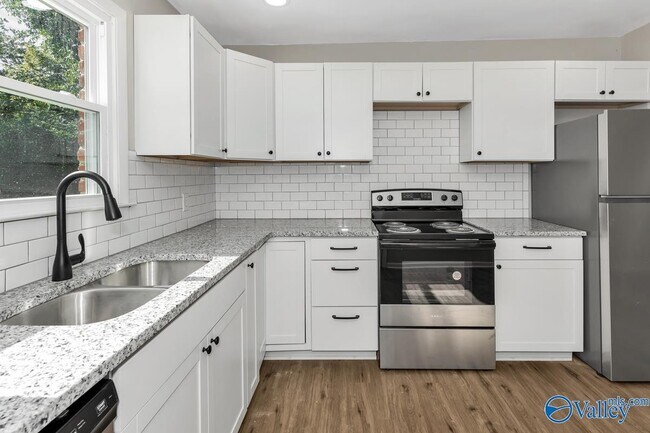 Building Photo - 4304 Lakeview Dr NW