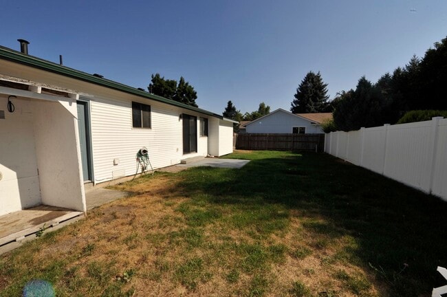 Building Photo - 3 bed 2 bath rancher duplex close to Hayden Lake