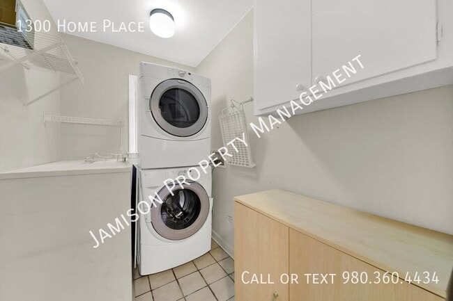 Building Photo - 1300 Home Pl