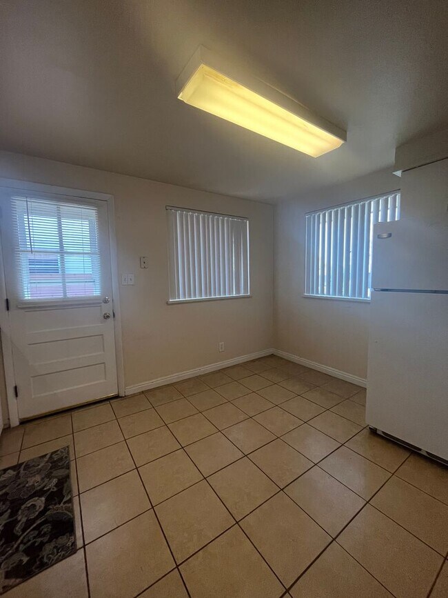 Building Photo - Charming Two Bedroom in Lakewood-Updated, ...