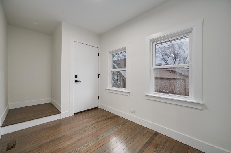 Building Photo - 2137 N Maplewood Ave