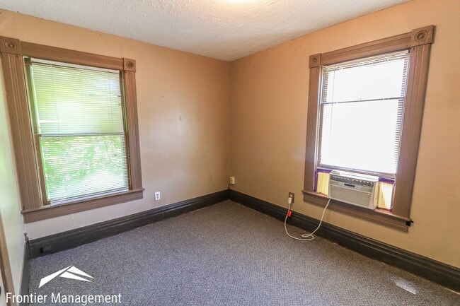 Building Photo - Great side-by-side duplex! Washer & dryer,...