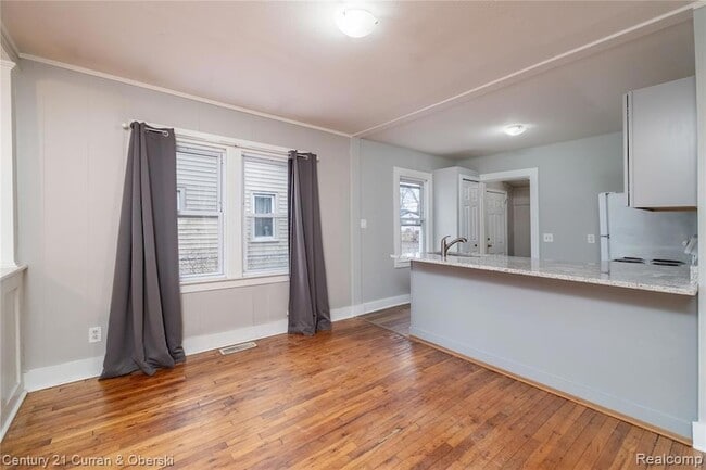 Building Photo - 23141 Harding Ave