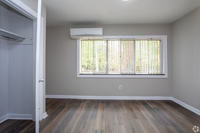 Building Photo - 206 S Elm St