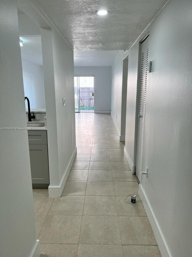 Building Photo - 810 SW 105th Ave