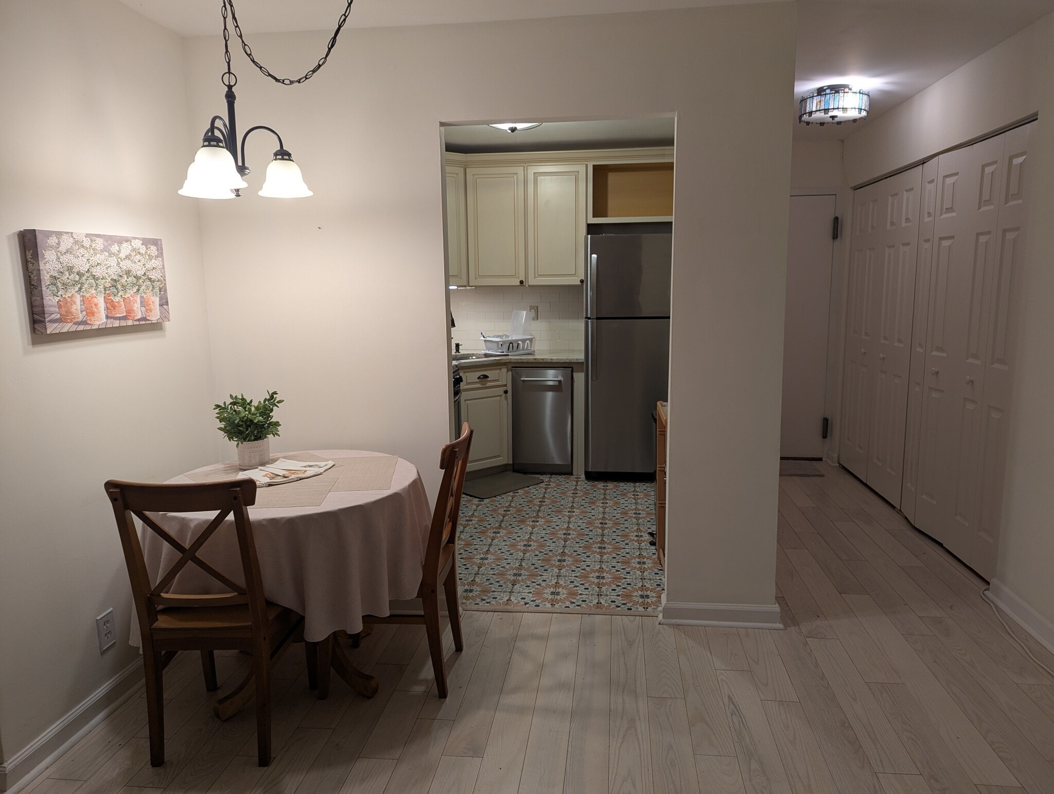 Breakfast nook and kitchen - 575 Thayer Ave