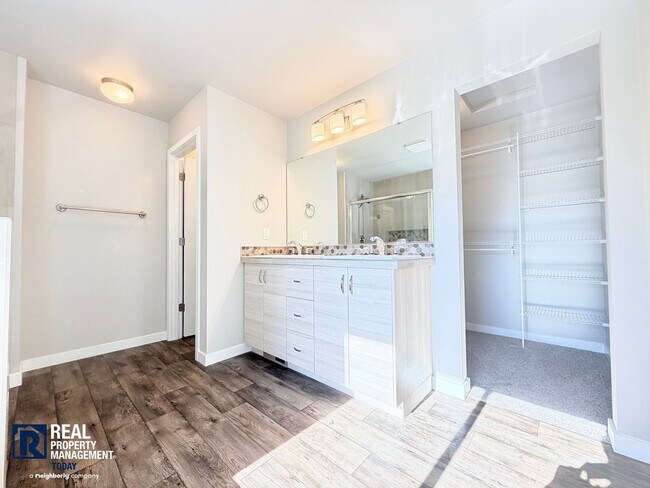 Building Photo - Modern 5-Bedroom Home with Mother-In-Law Suite & Covered Patio!