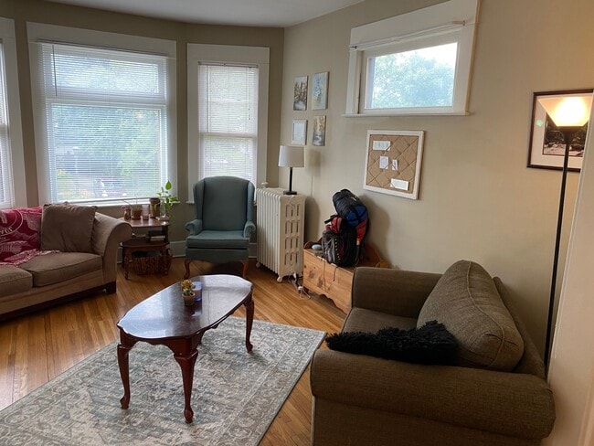 Spacious living room with loads of light - 940 Marshall Ave