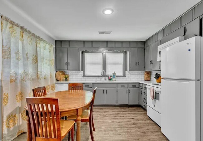 Building Photo - 4 bedroom 2 Bath - Available Now