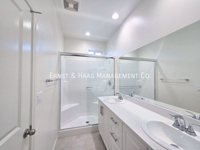 Building Photo - 2420 E Lincoln Ave