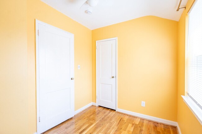 Building Photo - Charming  3 BR/1 BA Single-Family Home in ...