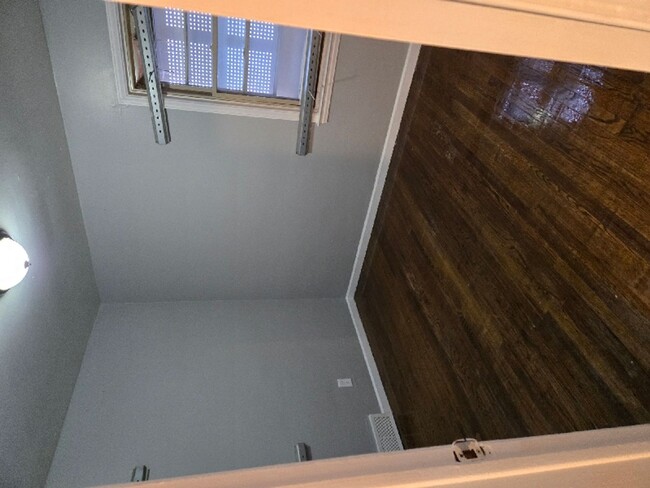 Building Photo - 3 bedroom 1 bath bungalow now available! -...