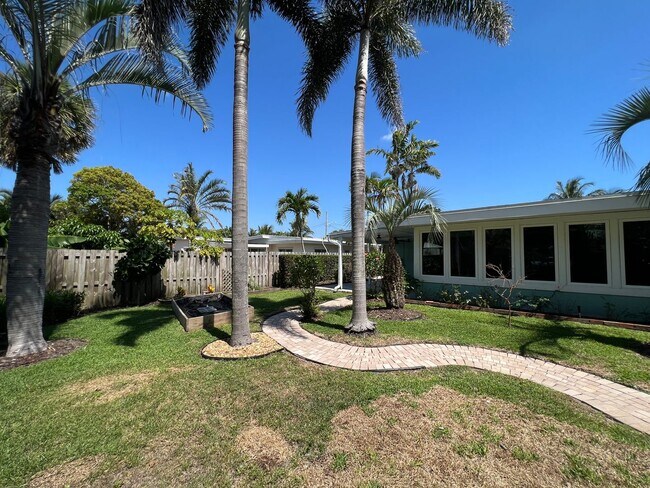 Building Photo - Spacious 3 Bedroom 2 Bath with Pool 2 Blocks from the Beach