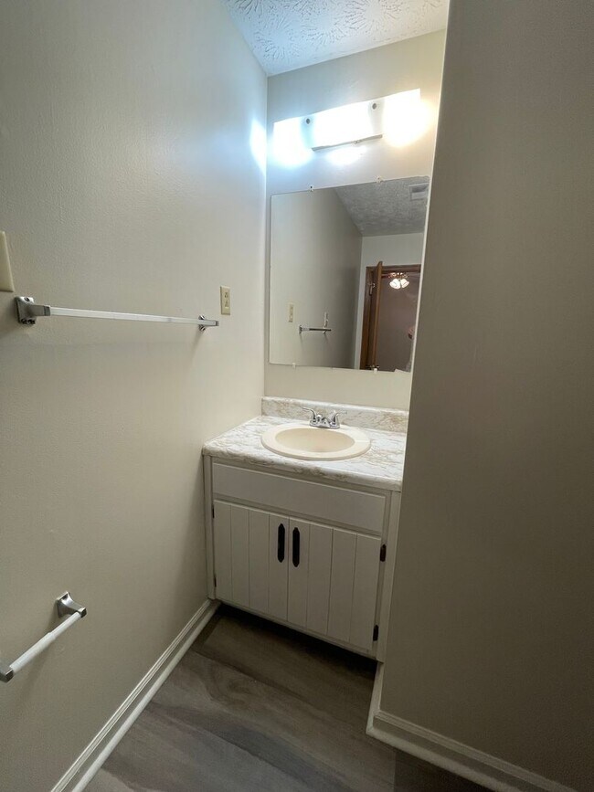 Building Photo - Secluded 2/1.5 Apartment East Rome $1,095