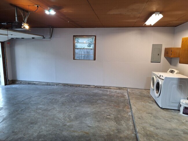 Building Photo - 4 Bedroom Single Family Home Close to Univ...
