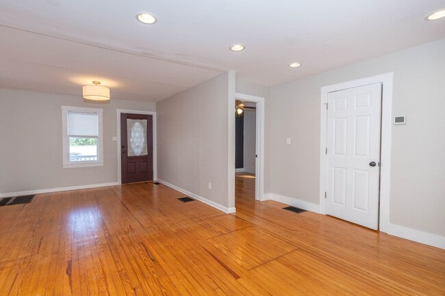 Building Photo - 2 Bed, 1 Bath Rancher in Charles Town, WV
