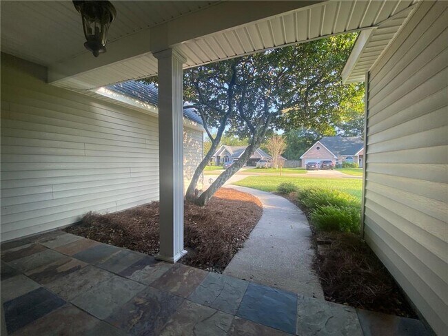 Building Photo - 114 Lazy Creek Dr