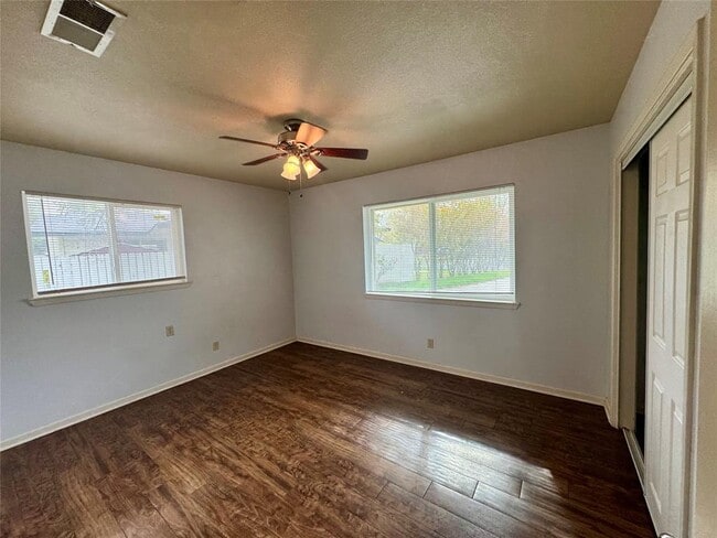 Building Photo - 2102 Pompton Dr