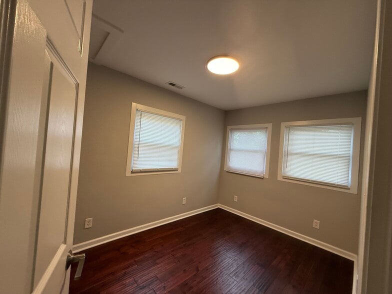 Building Photo - 955 Bradley Ln