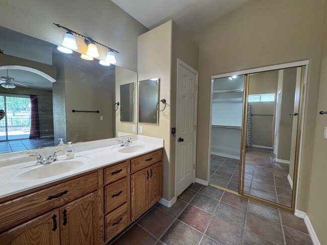 Building Photo - Great spacious home on Huukan Golf Course