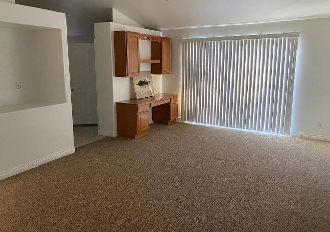 Building Photo - 730 Altacrest Dr