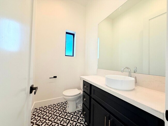 Building Photo - Beautiful Modern Luxury 4 Story Townhome - 4 bed - 3.5 bath with Rooftop Deck in Silver Lake