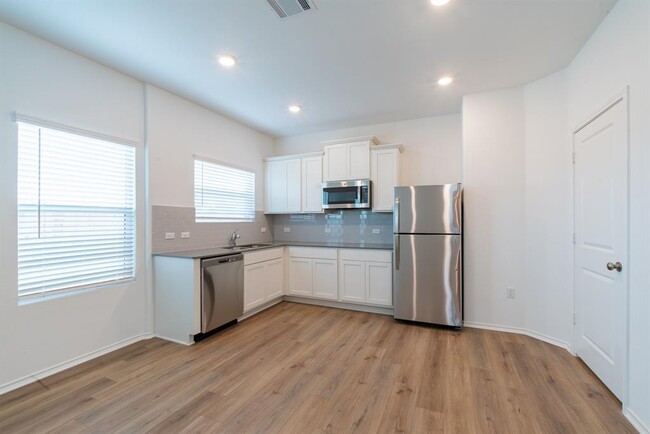 Building Photo - 10500 Steinbeck Dr