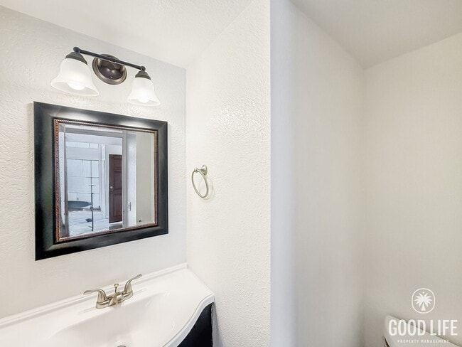 Building Photo - Beautiful 4B/2.5BA House in Vista w/ Attac...