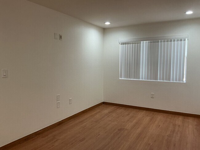 Building Photo - Los Caballeros #325