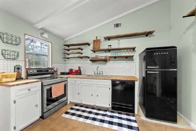 Building Photo - 28 W Inwood Forest Dr