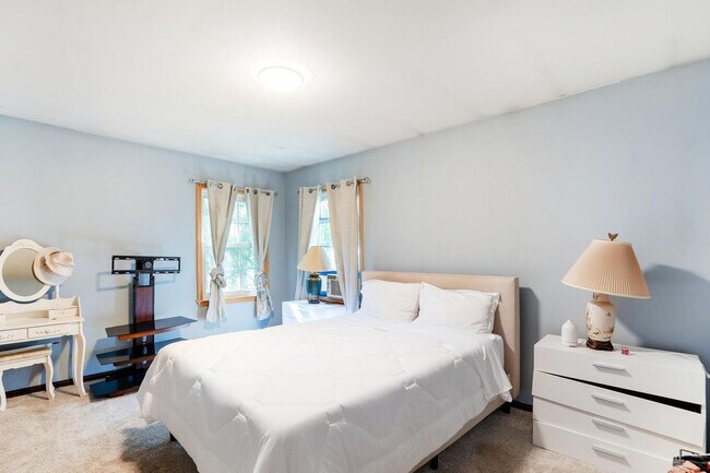 Building Photo - 247 Strawridge Rd