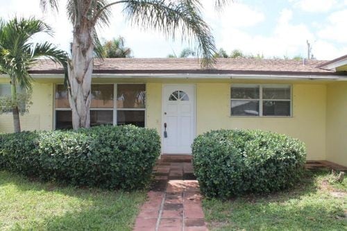 Building Photo - 1042 SW 25th Ave