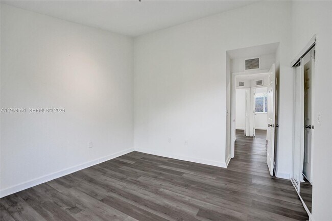 Building Photo - 5409 SW 41st St