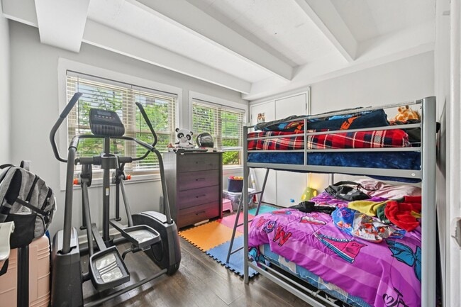 Building Photo - 2142 W Rosemont Ave