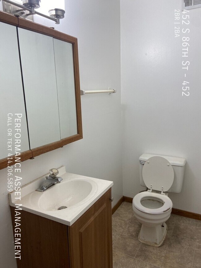 Building Photo - Charming 2 bed / 2bathTownhouse Apartment