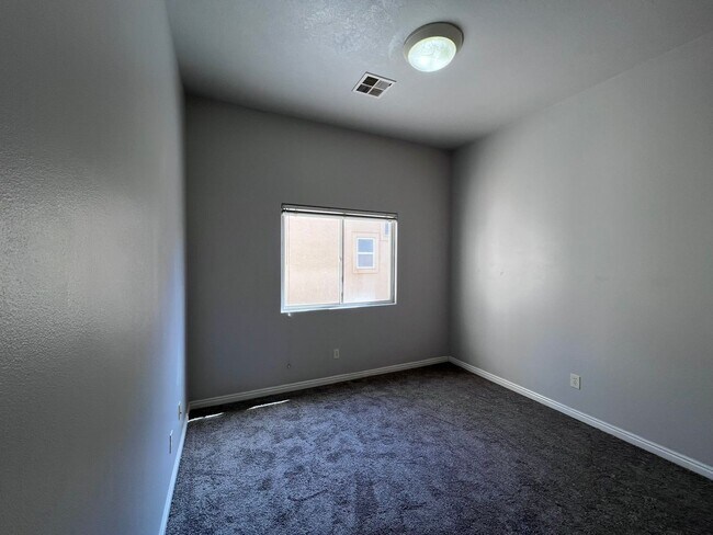 Building Photo - Townhome in Sky Ridge