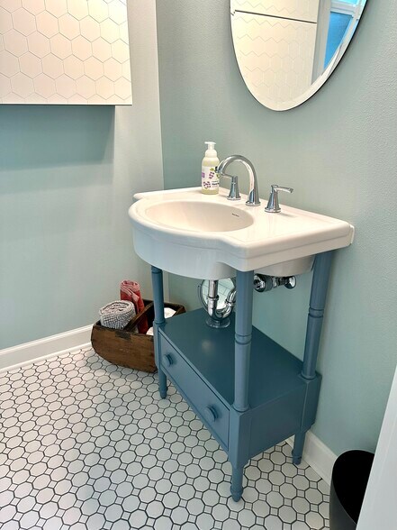 Building Photo - 729 NE Shaver St