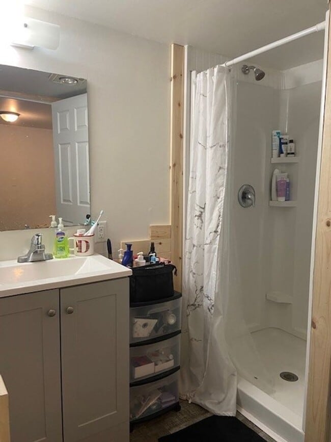 Building Photo - Charming 4 Bedroom 2 Bath House