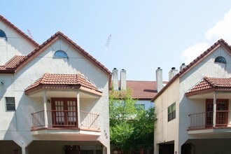 Building Photo - Landmark Square #203