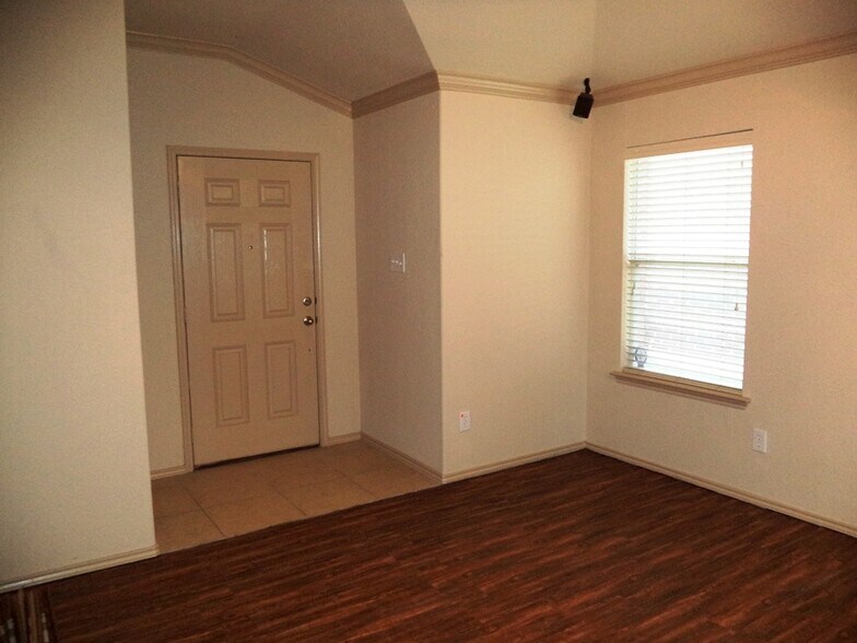 Building Photo - 2121 Ingrid Ln