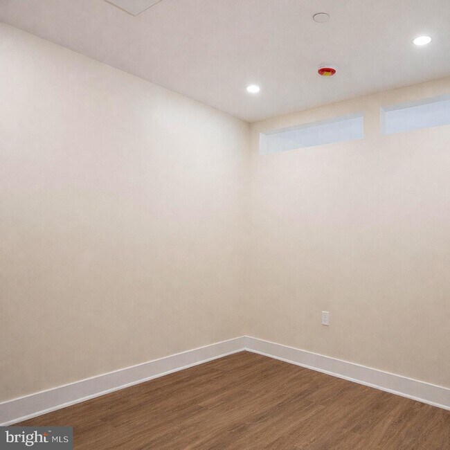 Building Photo - 128 N Bond St