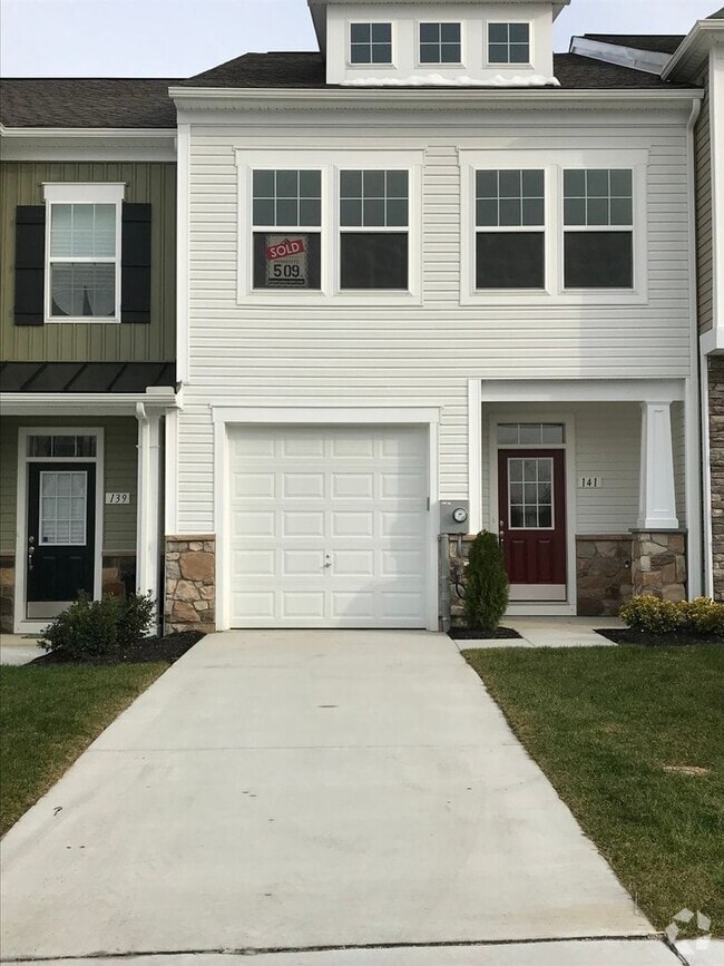 Building Photo - Spacious 3BR Townhome in Martinsburg