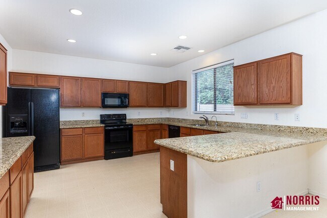Building Photo - Beautiful Large Home Available Now!