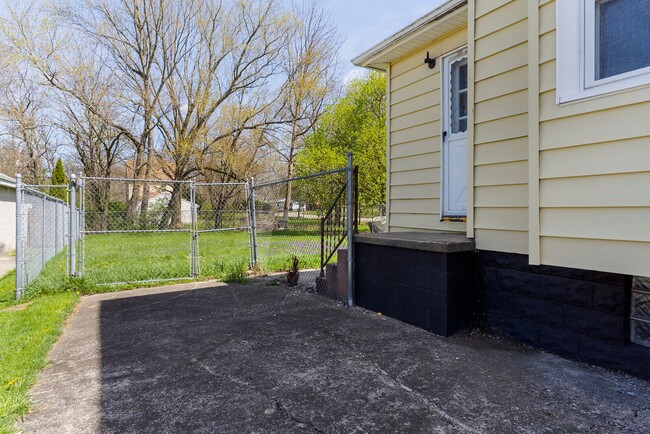 Building Photo - 510 Devitt Ave