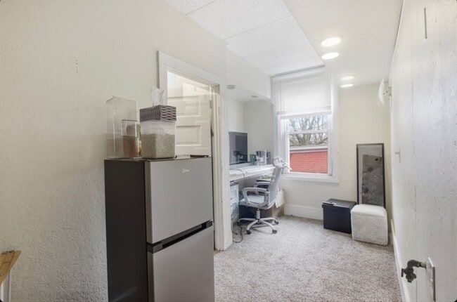 Building Photo - 2342 Stratford Ave