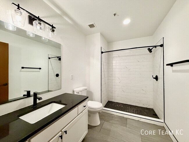 Building Photo - 204 Walnut St