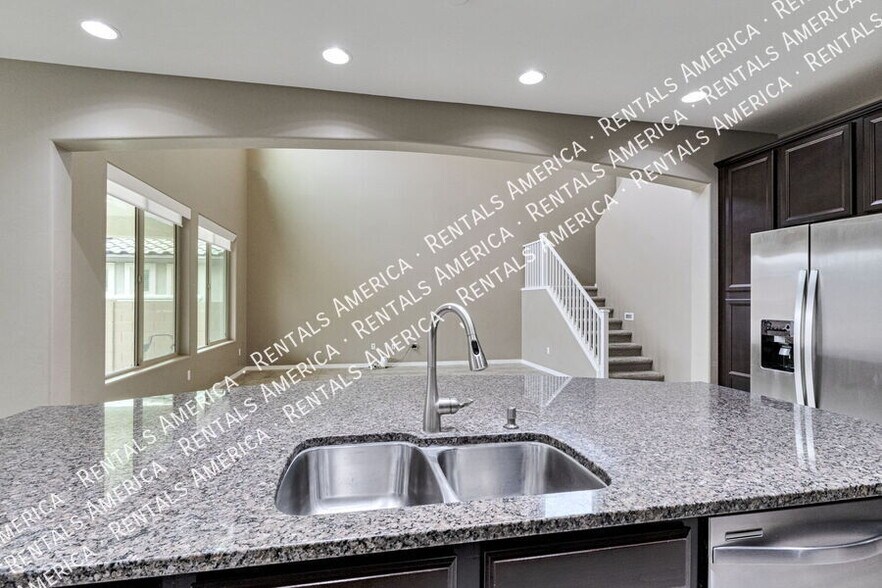 Building Photo - 11042 E Lone Pine Pl