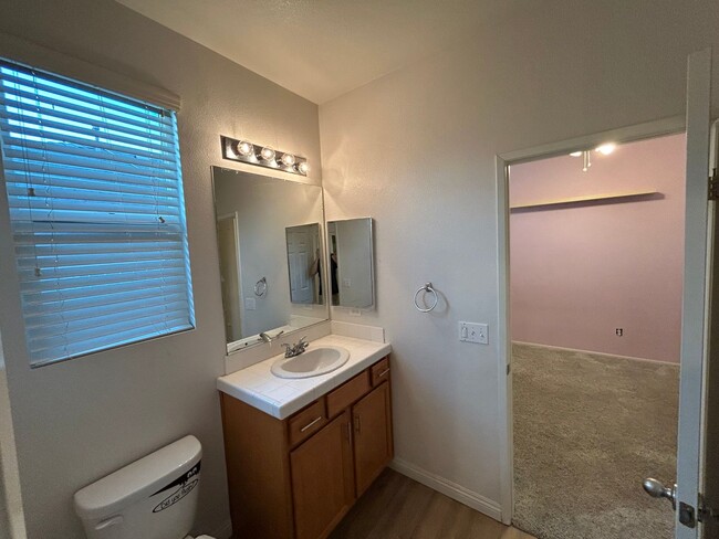 Building Photo - Beautiful Upgraded 4 Bedroom in Gated Comm...