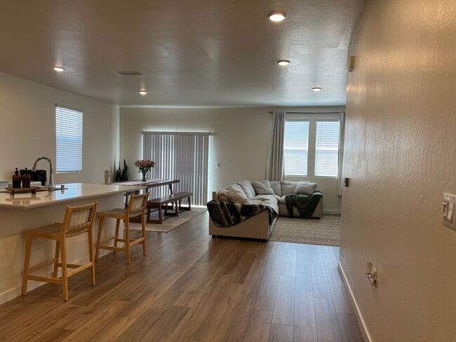 Building Photo - Three bedrooms and two bathrooms in Hanford, CA